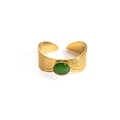 Vista de detalle de un anillo ancho vintage dorado con incrustación de piedra verde - Striped Texture Craft (Style 5) / Piedra de Ojo de Gato Verde Esmeralda