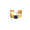 Detalle de un anillo dorado vintage con banda texturizada y una piedra preciosa azul - Striped Texture Craft (Style 5) / Piedra de Ojo de Gato Azul Marino