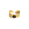 Primer plano de anillo ancho dorado con rayas horizontales y piedra negra en el centro - Striped Texture Craft (Style 5) / Ópalo Negro