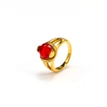 Dettaglio ravvicinato di un anello vintage in oro 18k con una grande gemma rossa sfaccettata - US 6 / Oro Zirconia Rossa