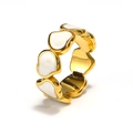 Vista dettagliata dell'anello a cuore placcato oro 18k con smalto bianco e bordo a onde - US 6 / Oro Smalto Bianco