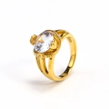 Dettaglio ravvicinato di un anello dorato con grande gemma ovale e fascia testurizzata - US 6 / Oro Zircone Bianco