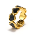 Vista macro dei motivi a cuore in smalto nero su un anello in acciaio inossidabile dorato - US 6 / Oro Smalto Nero