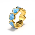 Dettaglio macro di anello d'oro con smalto marmorizzato blu e bianco e trama artistica - US 6 / Smalto Blu Oro