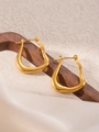 Vue détaillée de boucles d'oreilles dorées irrégulières en U sur fond artistique chic - Style en U Irrégulier Minimaliste (ZJGE0584)