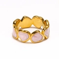 Dettaglio dell'anello a onde dorato con decorazioni a cuore in smalto rosa marmoreo - US 6 / Oro Smalto Rosa