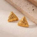 Boucles d'oreilles triangulaires en acier titane doré avec texture martelée pour femme - Style Triangulaire Martelé (ZJGE1138)