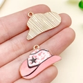 Pendentif chapeau de cowboy léopard rose avec étoile noire et revers doré poli - Chapeau de Cow-boy Imprimé Étoile Rose Pêche