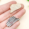 Pendentif chapeau western doré avec émail en damier noir et blanc et détails rouges - Chapeau de Cow-boy à Carreaux Noir et Blanc