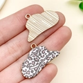 Pendentifs chapeau de cow-boy à imprimé léopard rose avec dos en métal doré texturé - Chapeau de Cow-boy Léopard Noir et Blanc