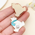 Pendentif ours en alliage avec émail blanc et détail d'écharpe bleue mignonne - Ours à Manteau Bleu avec Perle (23816)