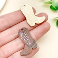 Pendentifs bottes de cowboy dorées et style bois présentés dans la main - Botte de Cowboy Imprimée Brune