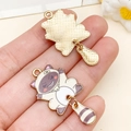 Cartoon kat emaille hanger met beweegbare staart voor DIY sieraden maken charm - Vleeskleurig Gele Eenogige Kat (23781)