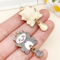 Schattige emaille katten hanger met bewegende staart voor DIY sieraden in goud - Grijze Eenogige Kat (23784)