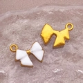 Gold- und weiße Emaille-Schmetterlingsanhänger für DIY-Schmuck und Accessoires - 12X13x3mm / Weiß