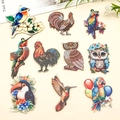 Set de 10 colgantes de pájaros en acrílico colorido con búhos y loros para joyería DIY - Juego de Serie de Aves (SN1414)
