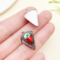 Miniatur-Kuchenanhänger aus Harz mit Erdbeercreme-Detail und kleinen Metallringen - Kaffee (SN1404-23837)