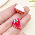 Miniatur Harz Kuchenanhänger mit Erdbeersahne für kreative DIY-Schmuckherstellung - Rosarot (SN1404-23838)