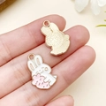 Pendentif lapin mignon avec fraise en émail blanc et alliage pour bijoux faits main - Lapin à la Carotte Rose en Émail Rose (23281)
