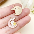Pendentif lapin sur lune rose avec étoile et dos texturé doré pour bijoux DIY - Lapin Lune Étoile en Émail Rose (23282)