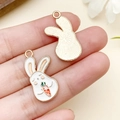 Pendentif lapin mignon en émail avec carotte pour bijoux DIY avec finition dorée - Lapin à la Carotte en Émail Blanc (23283)