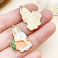 Pendentif lapin mignon en alliage avec émail carotte et dos doré texturé élégant - Lapin tenant une carotte en Émail Blanc (23284)