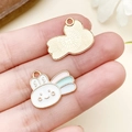Pendentif lapin émaillé mignon avec détail arc-en-ciel et dos doré pour bijoux DIY - Lapin Arc-en-ciel en Émail Blanc (23285)