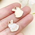 Pendentif lapin mignon en émail blanc avec nœud rose et alliage doré pour bijoux DIY - Lapin au Nœud en Émail Blanc (23286)