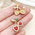Pendentif cerise avec cristaux rouges en cœur et émail vert pour création de bijoux DIY - Cerise Cœur Strass Rouge Or KC (23421) / 21x18x4mm