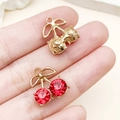 Pendentif cerise en métal doré et cristaux rouges pour bijoux DIY et porte-clés - Cerise Nœud Papillon Strass Rouge Or KC (23398) / 16x14x6mm