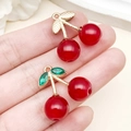 Pendentifs cerises rouges avec tiges dorées et feuilles en pierres vertes pour bijoux - Cerise Résine Rouge Strass Vert Or KC (23418) / 23x22x10mm