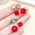 Pendentifs cerise en alliage de zinc avec perles rouges facettées et feuilles en cristal - Cerise Résine Rouge Translucide Strass Vert Or KC (23419) / 21x20x9mm