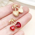 Pendentif cerise DIY avec cristaux rouges en forme de cœur et base en alliage doré - Cerise Cœur Strass Rouge Gauche Grand Droite Petit Or KC (23409) / 19x16x5mm