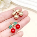 Pendentifs cerise scintillants avec strass verts et perles rouges pour bijoux DIY - Cerise Résine Rouge Strass Vert Or KC (23426) / 18x15x5mm