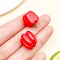 Mini colgante de pimiento rojo en resina con aro de plata para bisutería DIY - Pimiento Dulce de Resina Roja (23889)