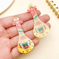 Boucles d'oreilles guitare en acrylique coloré avec motifs de papillons et d'éléments de cœur - Pipa Papillon Jaune (24667)