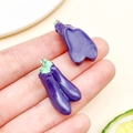 Colgante de berenjena de resina en color púrpura oscuro con anillo de plata - Berenjena de Resina Púrpura (23893)
