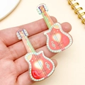Pendentifs colorés en forme de guitare en acrylique avec motifs artistiques et notes - Guitare Imprimée Rouge (24671)