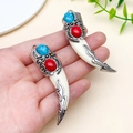 Etnische Tibetaanse zilveren tand hanger met turquoise hars inleg voor sieraden - Dubbelzijdige Witte Dubbele Edelsteen Tand (24731)