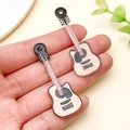 Rosa Acryl Retro Gitarre Anhänger Schlüsselanhänger mit personalisierbarem Namen - Rosa Bedruckte Gitarre (24043)