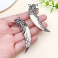 Vintage wolfskop hanger set van zilverlegering met wit kunsthars in sikkelvorm - Dubbelzijdige Witte Tand (24735)