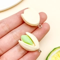 Colgante de pistacho de resina DIY con anillo de metal para joyería hecha a mano - Pistacho de Resina Verde (23898)