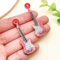 Gitarren-Anhänger aus Acryl in Pink und Silber mit Music-Schriftzug für DIY-Zubehör - Rot Bedruckte Gitarre (24044)