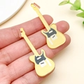 Zwei gelbe Acryl Retro-Gitarrenanhänger mit schwarzem Schlagbrett für DIY Schmuck - Gelb Bedruckte Gitarre (24045)