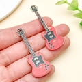 Paar Vintage-E-Gitarren-Anhänger aus rotem Acryl für DIY-Schmuck und Schlüsselanhänger - Dunkelrot Bedruckte Gitarre (24046)