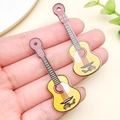 Acryl Gitarrenanhänger mit Vintage-Druck und Signatur für DIY Schlüsselanhänger - Hellgelb Bedruckte Gitarre (24047)