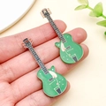 Retro-Anhänger für E-Gitarre aus grünem Acryl mit roségoldenem Metall für DIY-Schmuck - Grün Bedruckte Gitarre (24049)