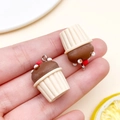 Ciondolo cupcake in resina in miniatura con crema per creazione gioielli fai-da-te e portachiavi - Cupcake alla Crema di Cioccolato in Resina al Caffè (24089)