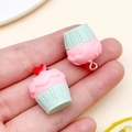 Ciondoli cupcake in resina rosa e verde con decoro a cuore per creazione gioielli fai da te - Cupcake alla Crema di Cuore in Resina Rosa (24090)