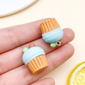 Ciondoli cupcake in resina arancione e blu per la creazione di gioielli e portachiavi - Cupcake alla Crema di Resina Blu (24091)